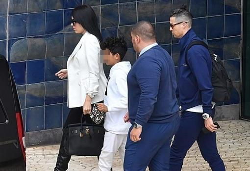 CR7, precedido por su novia, Georgina Rodríguez, y su hijo Cristianinho, saliendo del aeropuerto de Madeira en la tarde de ayer