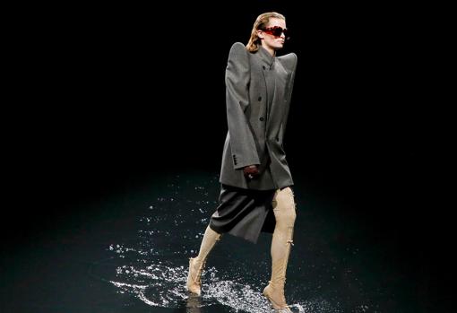 Desfile de Balenciaga, donde se inundó la pasarela para escenificar un previsible desastre climático en el planeta