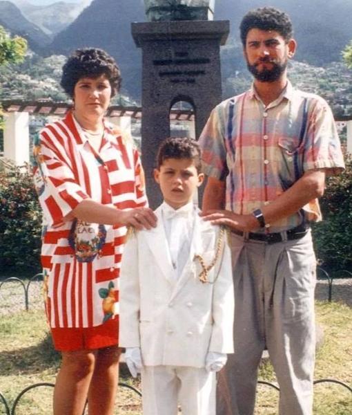 Cristiano Ronaldo el día de su Comunión junto a sus padres