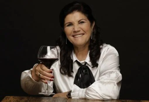 Doña Dolores con uno de sus vinos