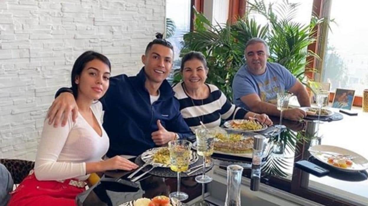 Imagen tomada el pasado 15 de febrero. De izq a der., Georgina Rodríguez, Cristiano Ronaldo, Dolores Aveiro y José Andrade