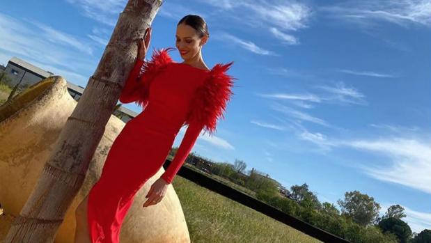 Eva González de rojo y con plumas, ¿de nuevo la invitada mejor vestida?