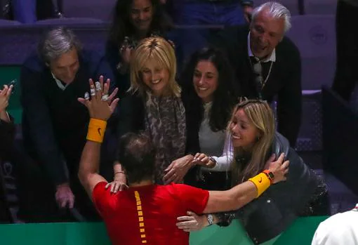 Toni Nadal, Ana María Parera, Maribel Nadal y Mery Perelló felicitan al tenista en la Copa Davis 2019