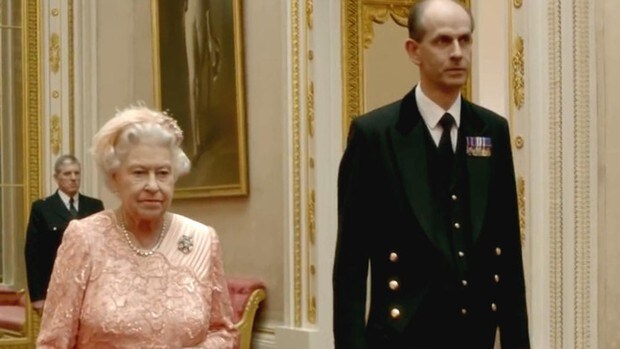 Isabel II se blinda: limita el contacto a su fiel mayordomo y su asesora