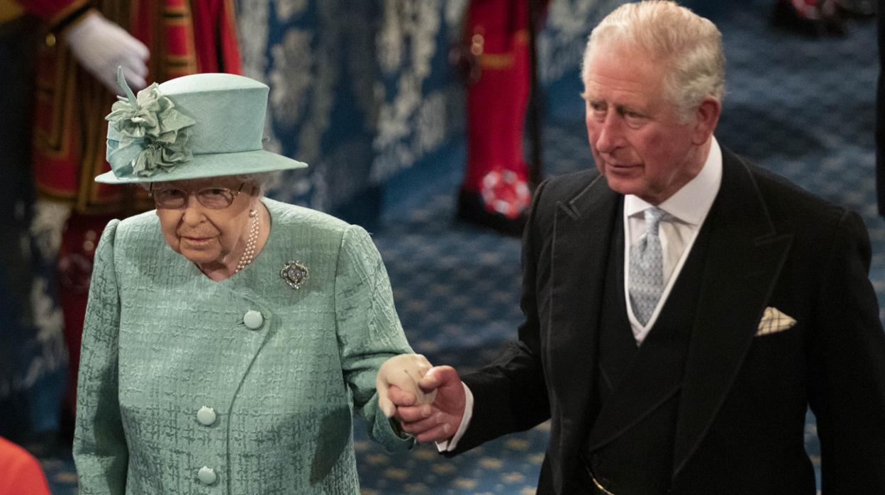 La Reina Isabel II junto a su hijo, el Príncipe Carlos