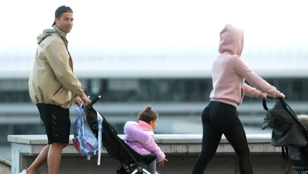 Cristiano Ronaldo y Georgina Rodríguez, de paseo con sus hijos pese al estado de alarma
