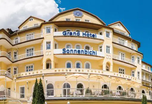 La prensa alemana dice que en el hotel bávaro le acompañan 20 concubinas