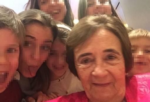 María Teresa Torrededía junto a sus nietos, en la fotografía compartida por Gabriela