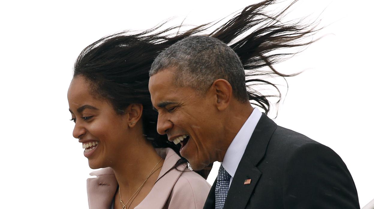 Obama junto a su hija Malia en una foto de archivo de 2016