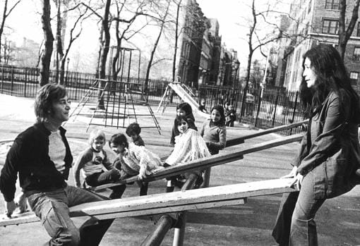 John Lennon y Yoko Ono en un parque de Brooklyn, poco antes de que el artista fuera asesinado en el año 80