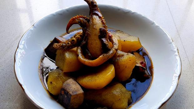 Receta de patatas con choco en su tinta de Jorge Mandrefi (Restaurante Ispal)