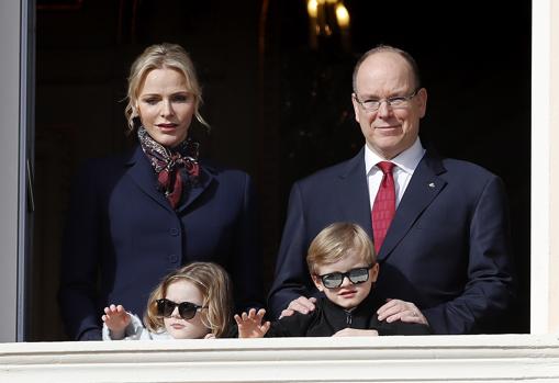 En familia Alberto de Mónaco, con su mujer Charlene y sus hijos Jacques y Gabriella