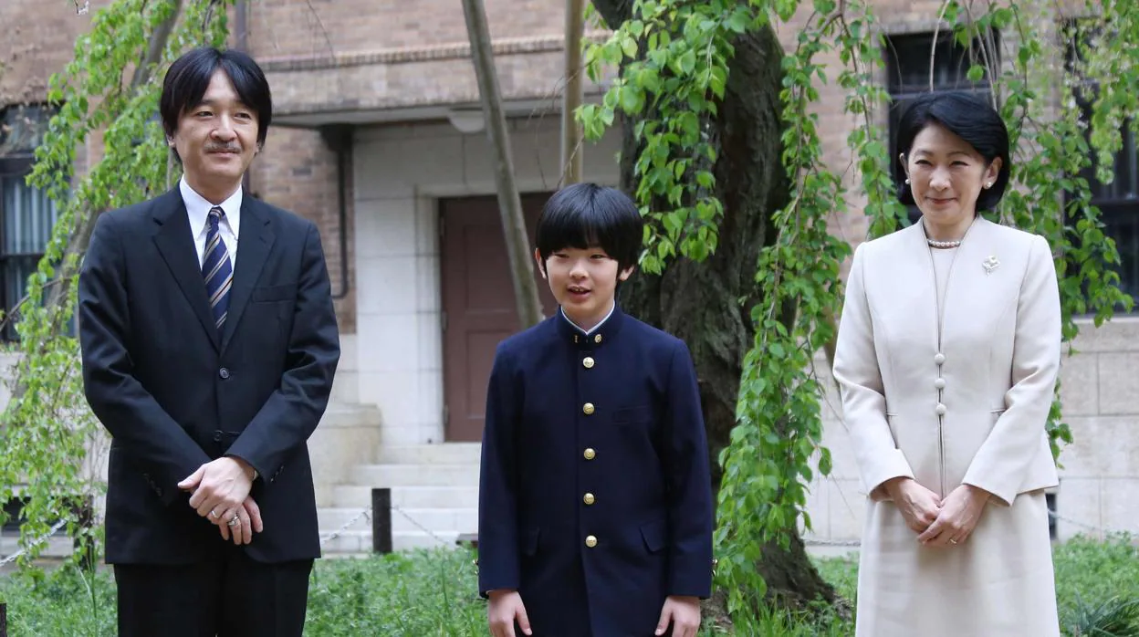 El Príncipe Hisahito junto a sus padres, el Príncipe Akishino y la Princesa Kiko
