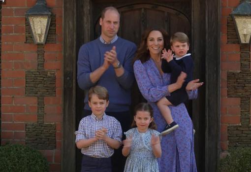 Guillermo y Catalina de Cambridge y sus hijos (Jorge, Carlota y Luis) aparecieron el jueves en el programa solidario de la BBC «The Big Night In», con el que se recaudan fondos para las víctimas de la pandemia