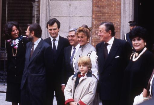 Apertura del museo De izq. a dcha., Marie F. Raley, Solana, Miguel Satrústegui, Rodrigo Uría, la familia Thyssen y la madre de Carmen