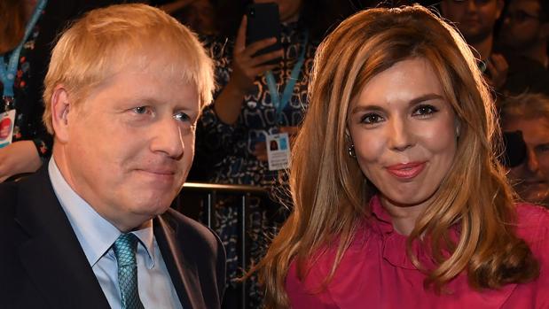 Boris Johnson llama a su hijo como los médicos que le salvaron la vida