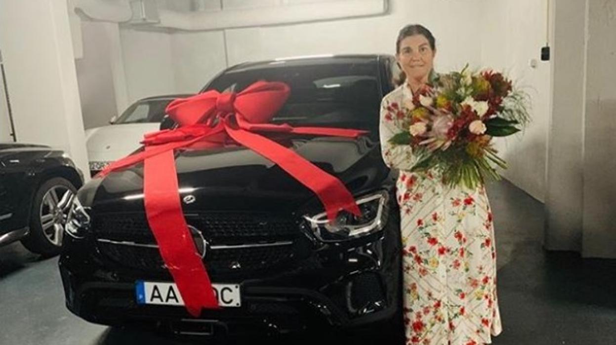 La madre de CR7 dejó los sentimentalismos a un lado y posó con sus regalos