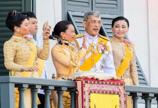 De las concubinas al confinamiento de lujo: el polémico año del Rey de Tailandia