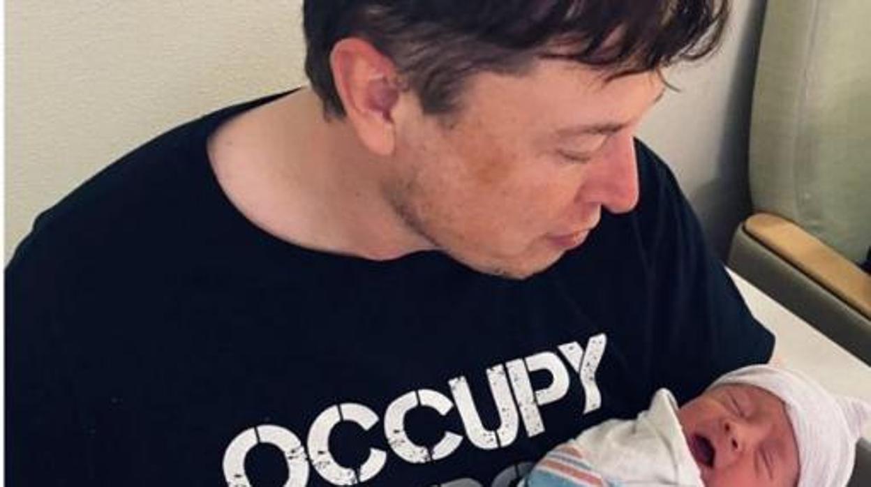 Elon Musk junto a su hijo recién nacido