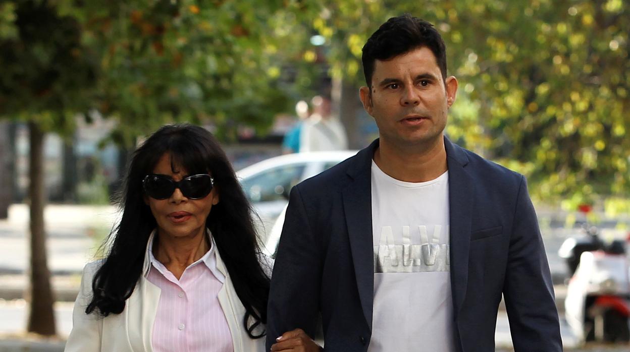 Javier Sánchez, junto a su madre Edite Santos, el pasado mes de julio