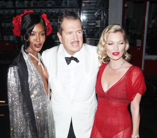 Testino y Moss Naomi y su amiga Kate rodean al fotógrafo peruano