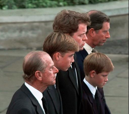 El duque de Edimburgo, el Príncipe Carlos y sus hijos,Guillermo y Harry, durante el funeral de Lady Di