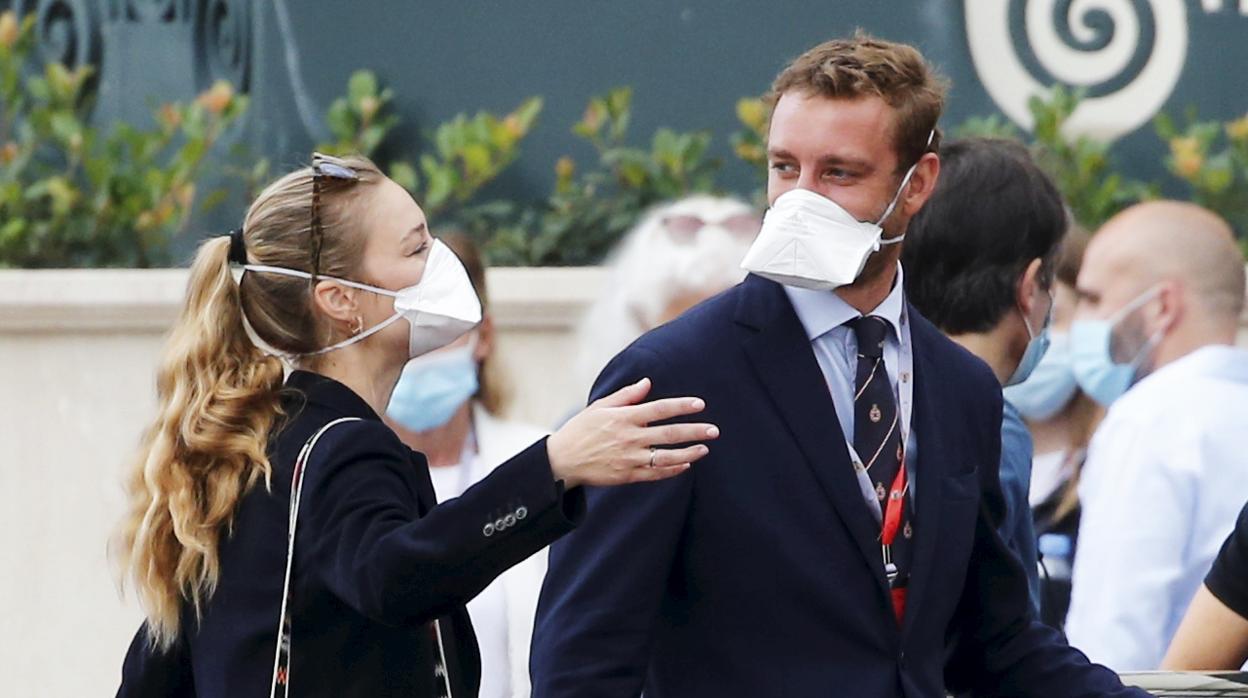 Pierre Casiraghi y Beatrice Borromeo subiendo al Ferrari con el que se rodó un anuncio el pasado fin de semana