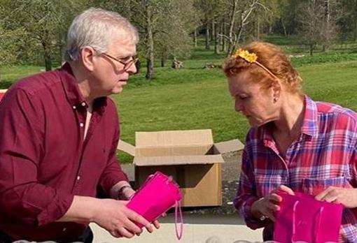 El Príncipe Andrés y Sarah Ferguson, preparando comidas para repartir durante la pandemia