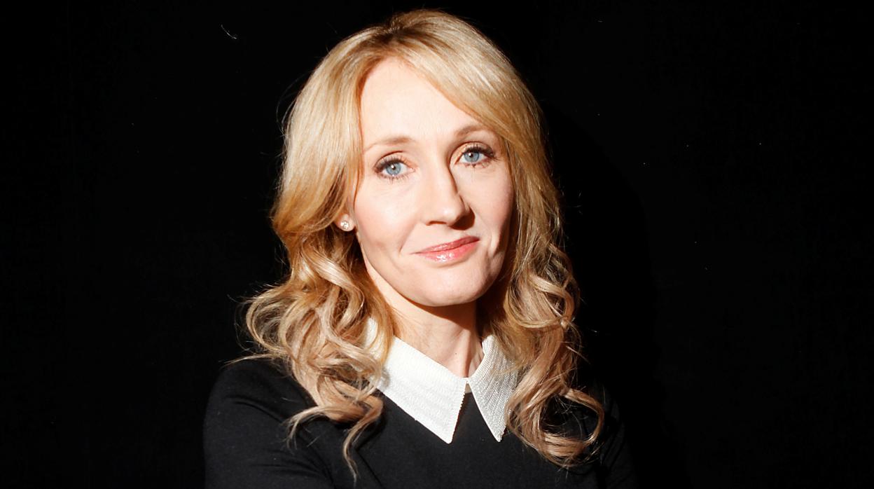 La autora J. K. Rowling, en una foto promocional de una de sus novelas