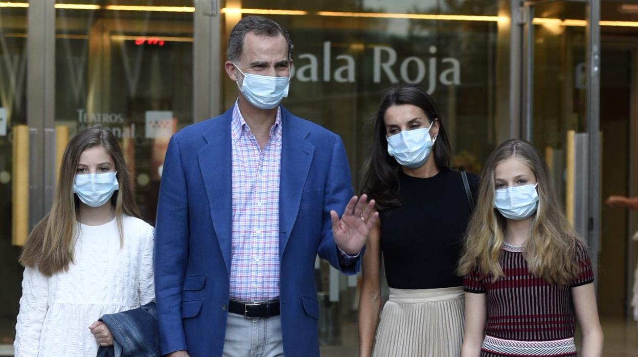 Los Reyes fueron por la noche al teatro con sus hijas