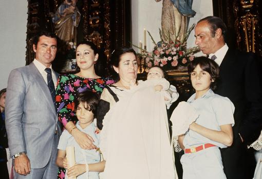La cantante Isabel Pantoja y su marido, el diestro gaditano, Francisco Rivera "Paquirri", durante el bautizo de Francisco José, tercer hijo del torero