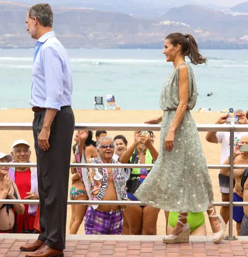 Vestido «low cost» y alpargatas riojanas, el acertado estilismo de la Reina Letizia en Canarias