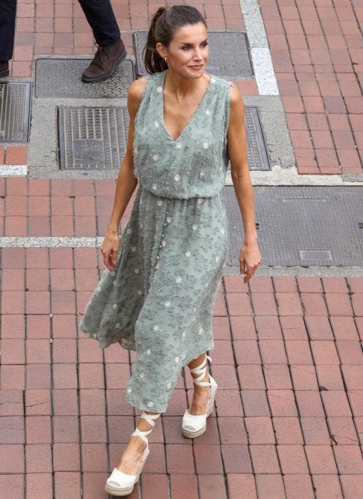 Vestido «low cost» y alpargatas riojanas, el acertado estilismo de la Reina Letizia en Canarias