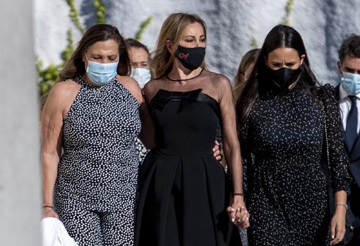 Ana Obregón llegó al funeral junto a su hermana Celia y de la mano de Carolina Monje, novia de Álex