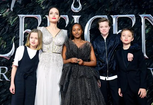 Angelina Jolie junto a cuatro de sus hijos en la premiere de «Maléfica»