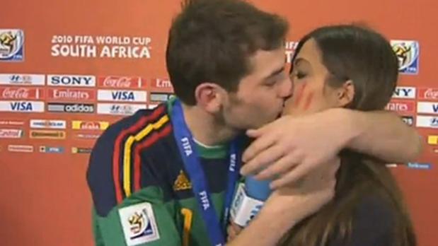 Íker Casillas y Sara Carbonero, diez años del beso que «conquistó» a los españoles