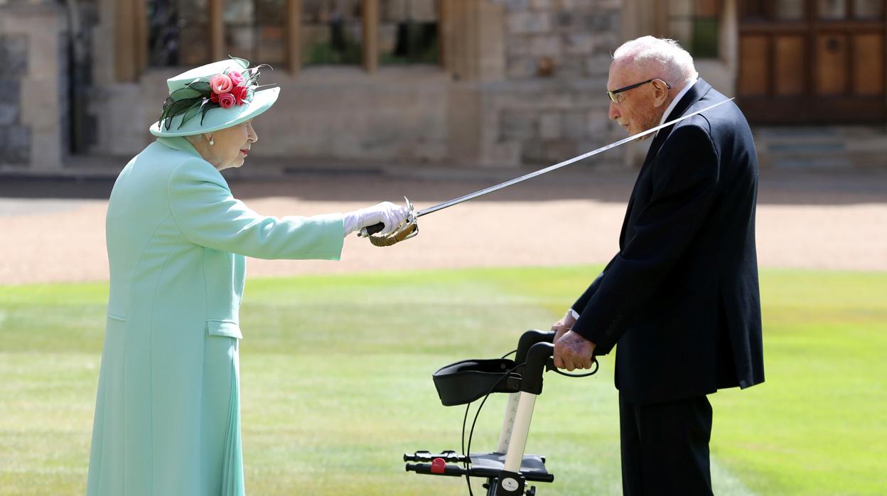 La Reina en el momento más emotivo de la ceremonia con Tom Moore