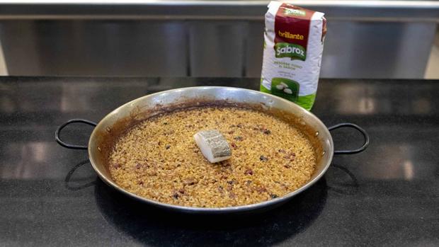 Así se cocina el arroz meloso de manitas de cerdo de Abantal Restaurante