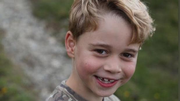 Tras el objetivo de su madre y con polo español: el Príncipe Jorge cumple siete años