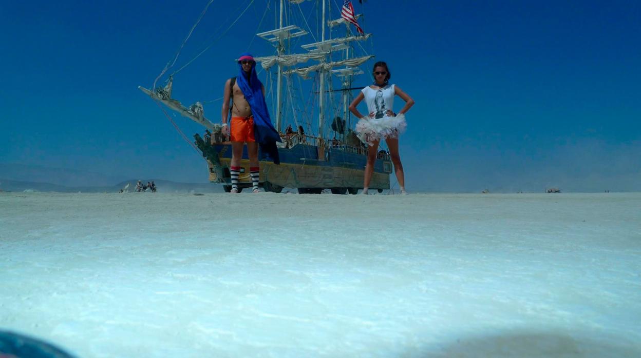 Macarena en el Burning Man con su marido, Aldo Comas