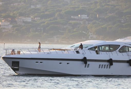 A la espera de recibir el yate de lujo que encargó a la turca AvA Yachts, inspirado en «Star Wars», Tony Parker y su nueva novia, la tenista Alizé Lim, disfrutan en otra supernave, en la costa de Saint Tropez