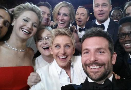 Selfie de la cómica con Julia Roberts, Brad Pitt, Kevin Spacy, Angelina Jolie, Bradley Cooper y Meryl Streep, entre otros, en los Oscar