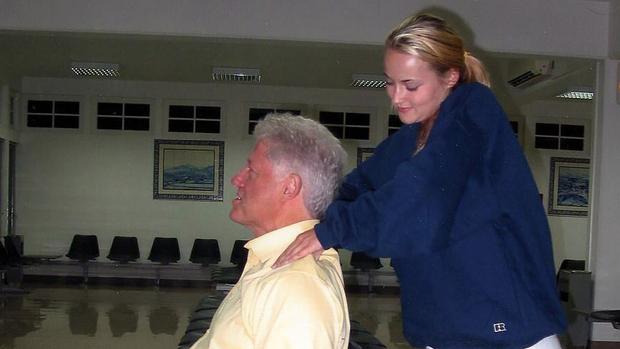 Salen a la luz unas fotografías comprometedoras de Bill Clinton con una de las esclavas de Jeffrey Epstein