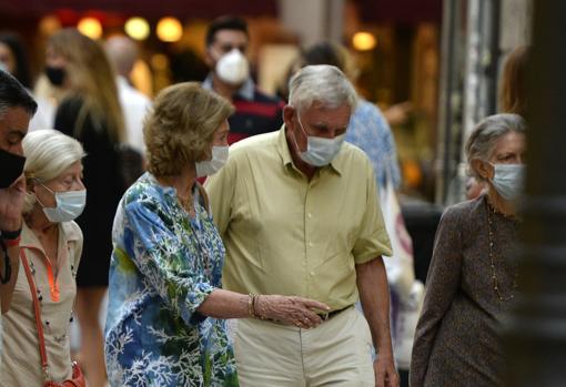 Doña Sofía salió a pasear por el casco antiguo de Palma