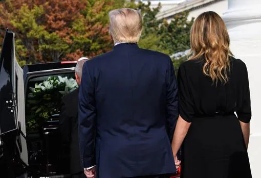 Donald y Melania Trump ante el féretro de Robert Trump