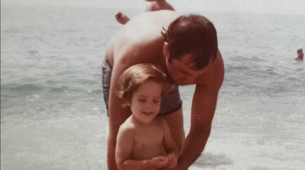 Roberto Leal a los 3 años con su padre, fallecido hace unos meses, en una playa de la costa andaluza, a mediados de la década de los 80