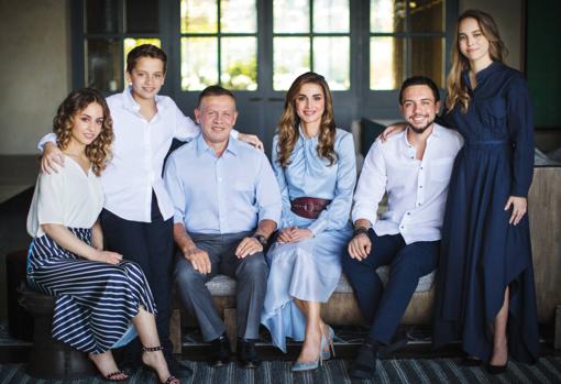 Los Reyes Rania y Abdulá de Jordania, con sus cuatro hijos