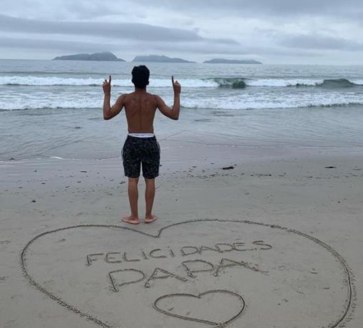 La foto con la que el joven felicita a su padre