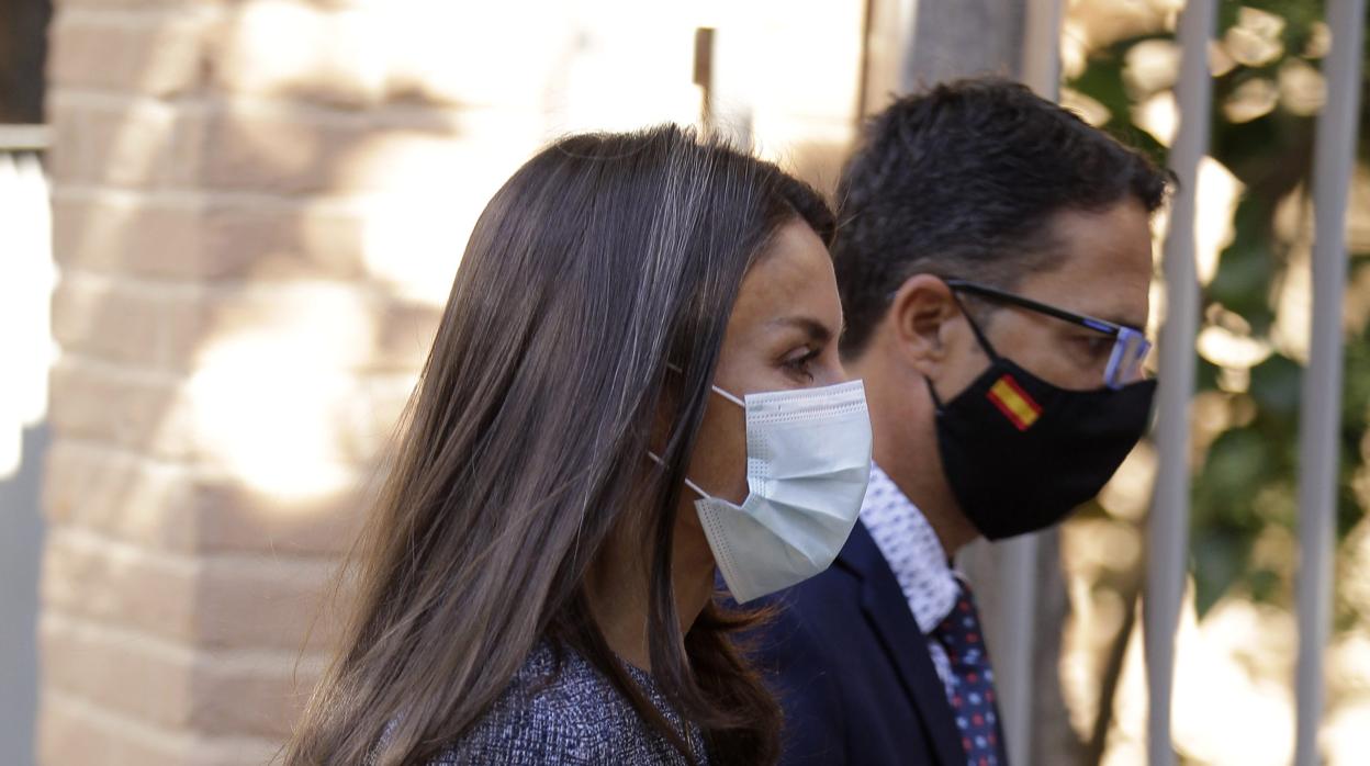 Aunque no es la primera vez que la Reina luce canas, sorprendió el mechón blanco durante su visita a la Federación Española de Enfermedades Raras, en Madrid