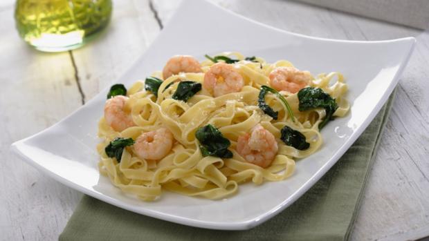 Receta de tallarines con gambas, espinacas y queso